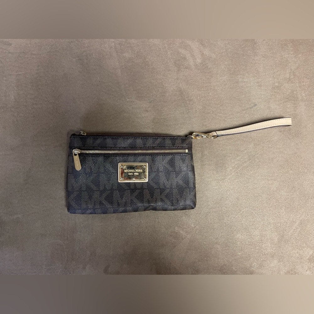 Michael Kors wristlet that can also be used as a small purse